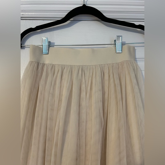 Forever 21 Cream Tulle Knee Length Skirt - Picture 3 of 9
